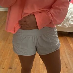 Lululemon white 2.5” hotty hot shorts